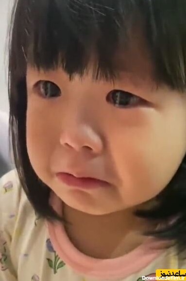 فیلم) گریه های جگرسوز دختربچه کره ای با دیدن ویدئویی از کودک ...