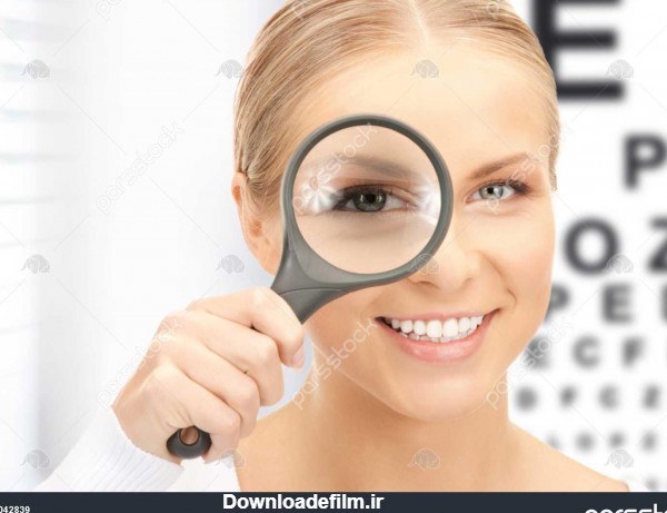پزشکی و مفهوم چشم انداز - زن با ذره بین و نمودار چشم 1042839