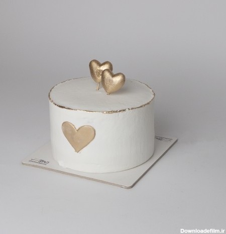 کیک سفید با قلب طلایی