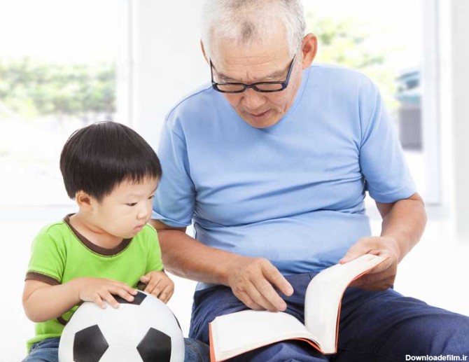 دانلود تصویر باکیفیت پدر بزرگ و پسر بچه در حال مطالعه کردن
