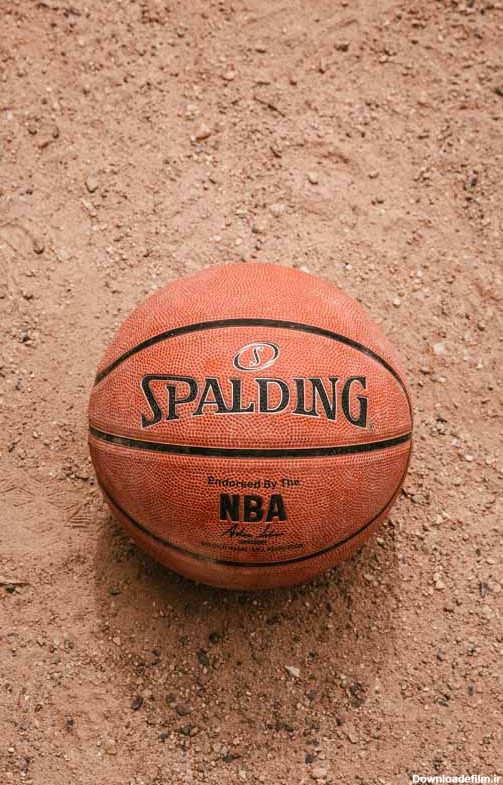 دانلود عکس توپ بسکتبال روی زمین
