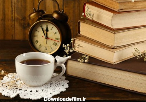 جام چای با کتاب و ساعت در زمینه های چوبی 1412275