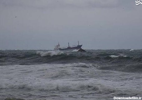 فیلم/ غرق شدن یک کشتی باری در دریای سیاه