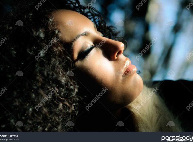 سیاه زن زیبا با چشم بسته 1377056