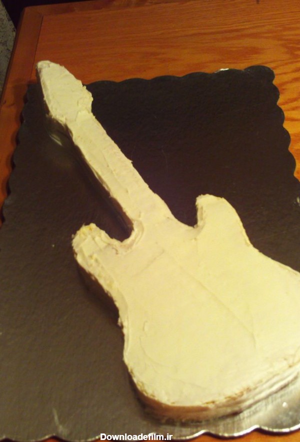 تزئین کیک به شکل گیتار (آموزش تصویری)