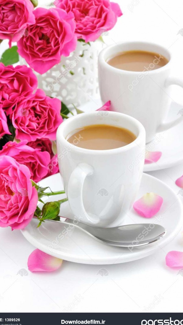 فنجان قهوه و گل رز صورتی در زمینه سفید 1389526