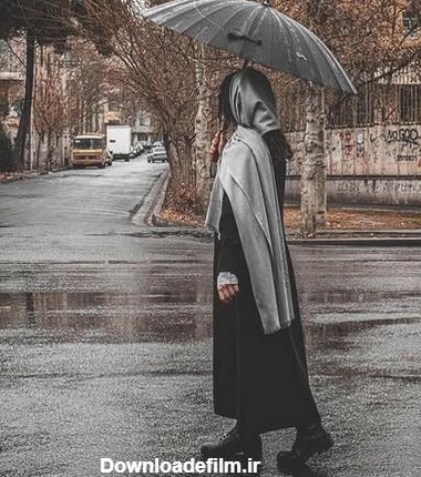 عکس دختر غمگین با چتر زیر باران