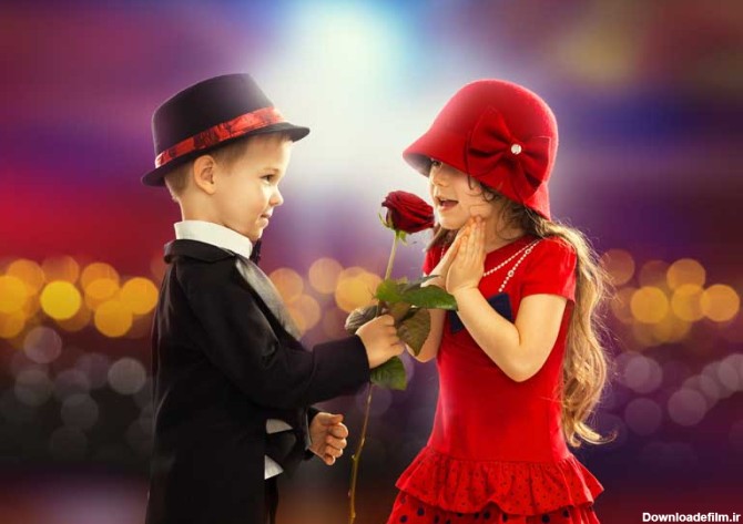دانلود تصویر با کیفیت پسر بچه در حال دادن گل به دختر