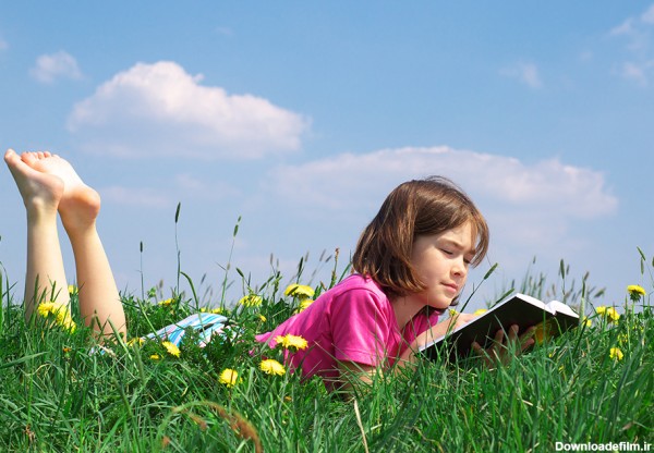عکس دختربچه در طبیعت در حال کتاب خواندن - مسترگراف