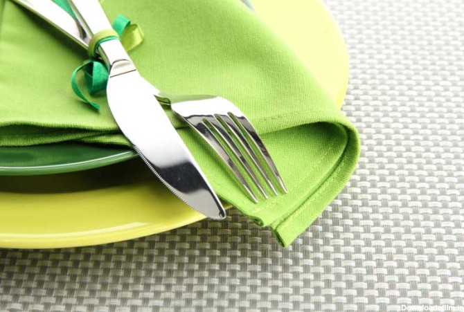 عکس لارج فرمت از گوشه میز غذاخوری با دستمال سبز