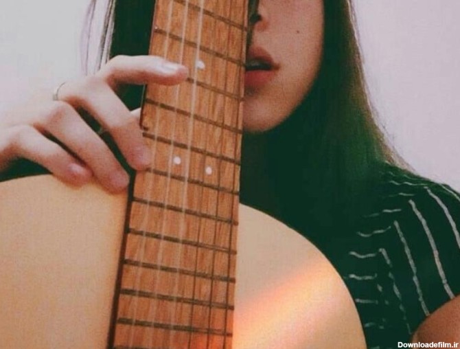 عکس دختر با گیتار برای پروفایل