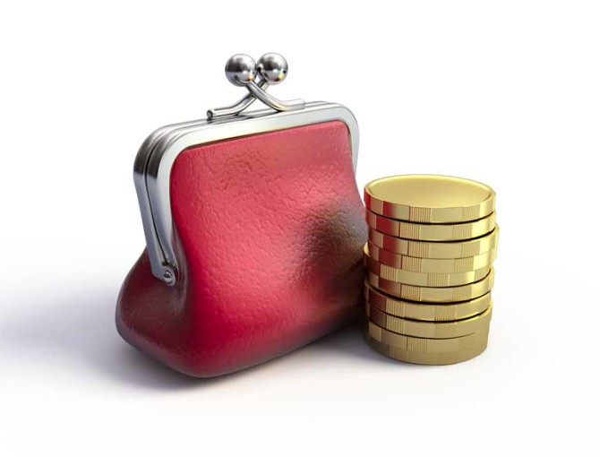 دانلود تصویر با کیفیت تعدادی سکه و کیف پول کوچک زنانه