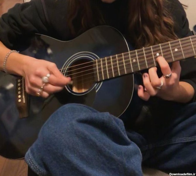 عکس دختر با گیتار برای پروفایل