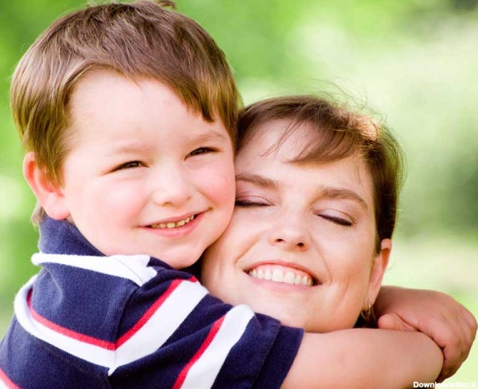 دانلود تصویر باکیفیت پسر بچه زیبا در حال بغل کردن مادر