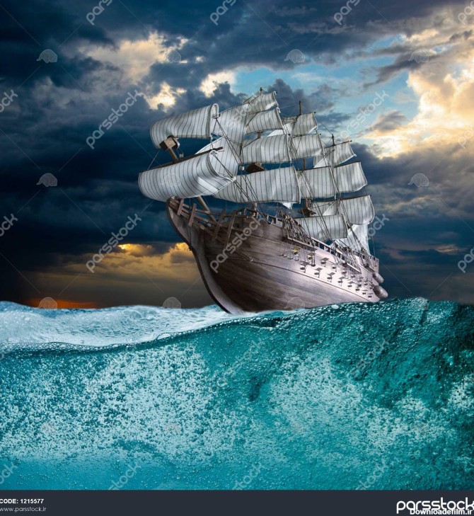 کشتی بادبانی در دریای طوفانی در برابر ابرهای غروب آفتاب 1215577