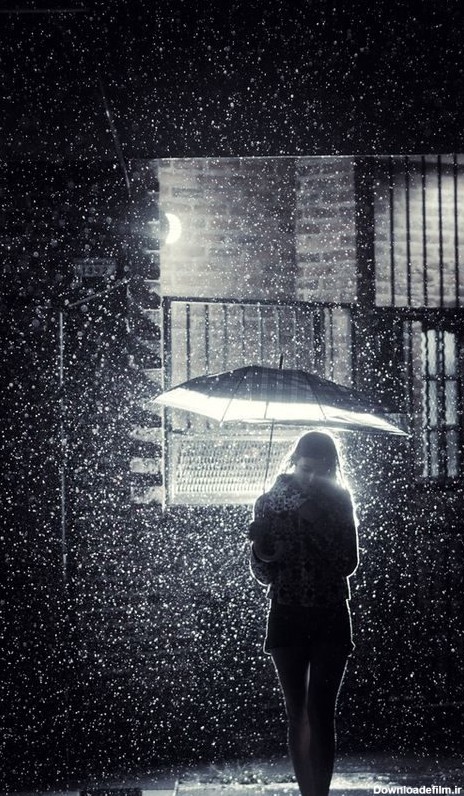 عکس دختر در شب بارانی