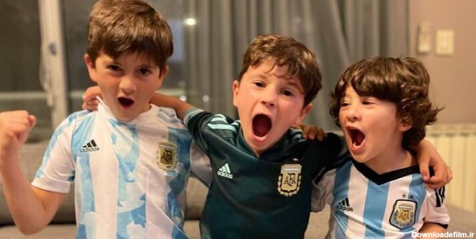 فوتبال بازی کردن مسی با فرزندانش در خانه +فیلم - مشرق نیوز