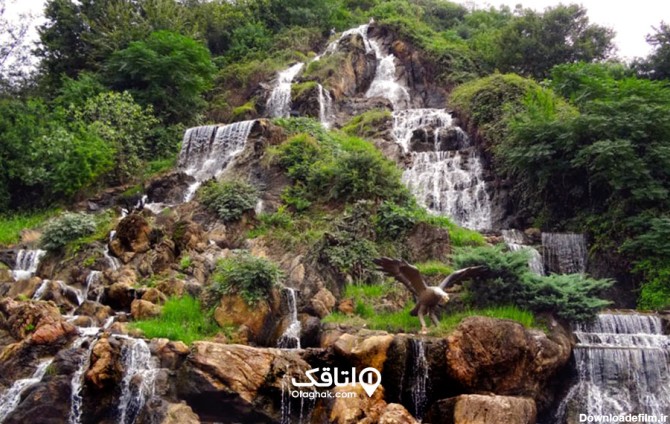 آب در حال جاری شدن از روی کوه آبشاری به نام شیطان کوه