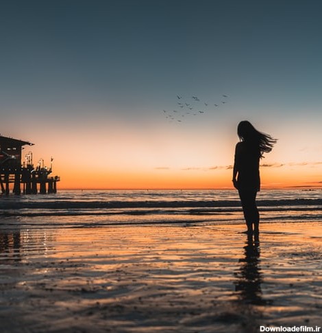 عکس دختر تنها و غمگین کنار دریا