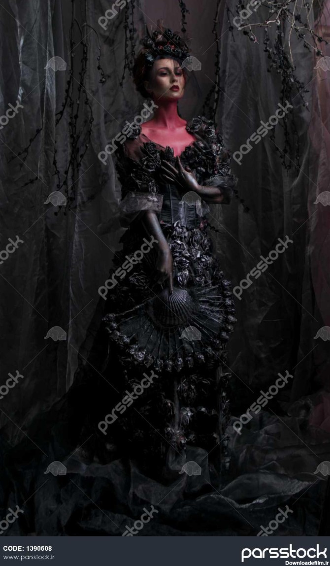 ملکه تیره در صحنه فانتزی سیاه و سفید در پس زمینه گوتیک تاریک 1390608