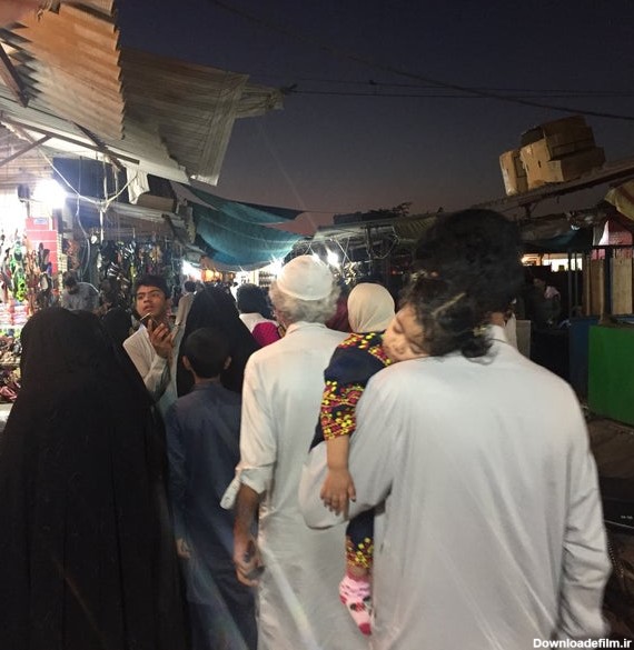 بازار قدیمی چابهار با راهروهای تودرتو و دکه‌ها و فروشگاه‌های بزرگ و کوچک. بیشتر پوشاک ایرانی هست، بعضی چیزهای خاص مثل حنا، ادویه و لوازم آرایشی هم از پاکستان هست.