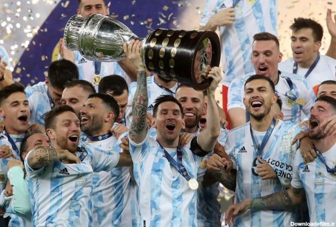 عکس نوشت/ لحظه بالا بردن جام توسط مسی و قهرمانی آرژانتین | فوتبالی
