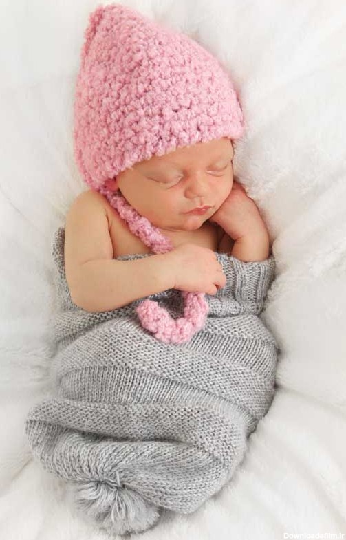 دانلود تصویر باکیفیت نوزاد خوابیده با کلاه صورتی