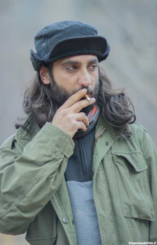 تصویر گرافیکی مرد سیگاری با موهای بلند