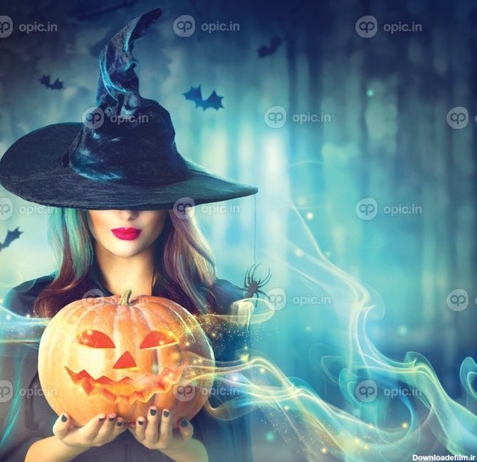 دانلود جادوگر هالووین با کدو تنبل جادویی در جنگل تاریک. زن جوان ...