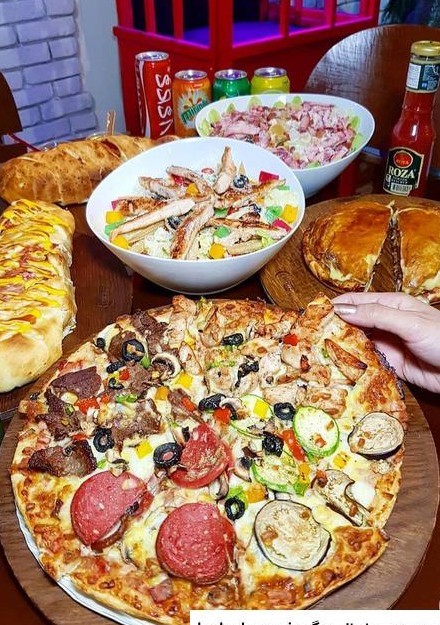 عکس پیتزا در رستوران برای استوری