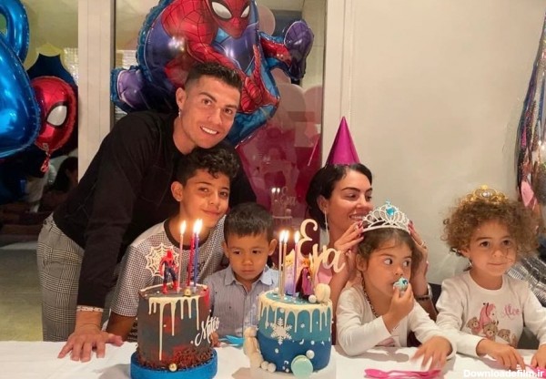 عکس؛ جشن تولد دوقلو های رونالدو با دو کیک ویژه! | فوتبالی