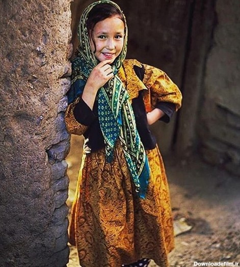 دختر بچه افغان با لباس محلی