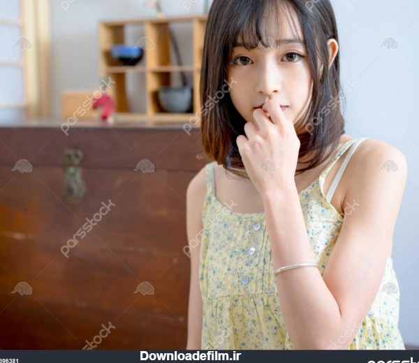 زیبا و دختر در اتاق سبک قدیمی ژاپنی 1396381