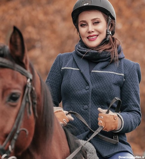 عکس دختر در حال اسب سواری