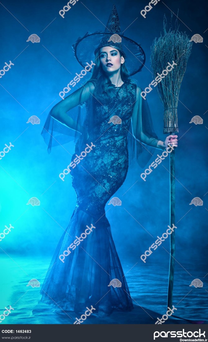 یک خانم زیبا با لباس جادوگر که جارو در دست دارد هالووین جشن 1462483