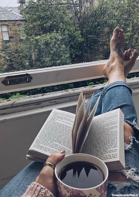 والپیپر کتاب خواندن در روز بارانی با کیفیت بالا
