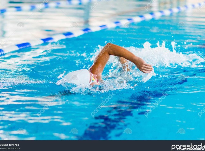 شناگر زن در آموزش در استخر شنا 1374781