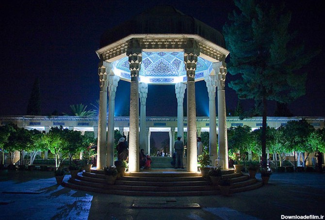 عکس آرامگاه حافظ در شب