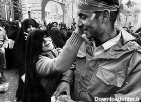 خداحافظي مادر با فرزندش قبل از اعزام به جبهه.
تهران، خيابان امام خميني(ره)، مقابل مجلس شوراي اسلامي/ 1364