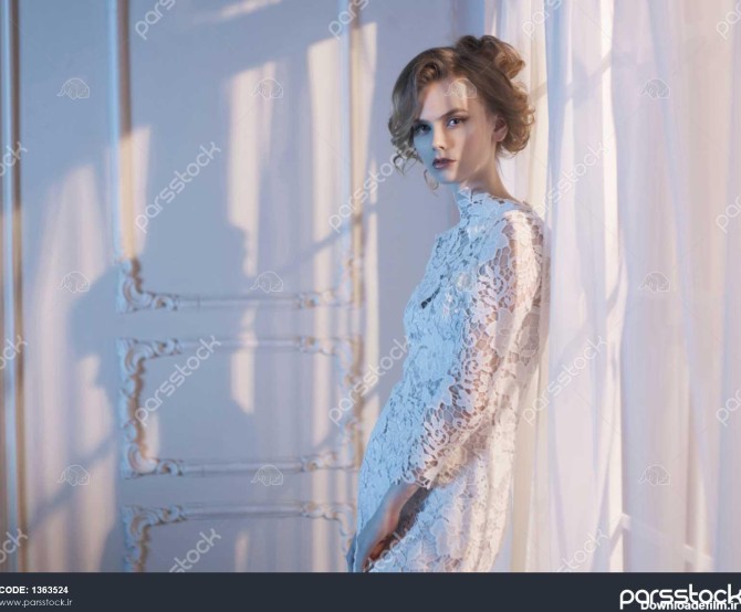 عکس مد هنری از زن زیبا و زیبا با لباس توری در پنجره زیبایی و ...