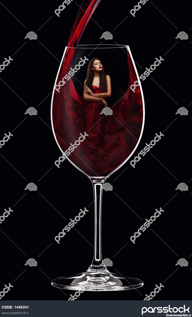 دختر با لباس قرمز داخل شیشه 1499201