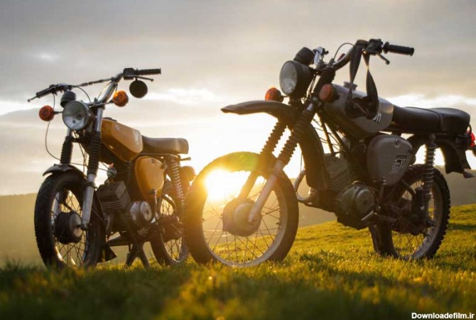 دانلود تصویر دو عدد موتور سیکلت در چمنزار