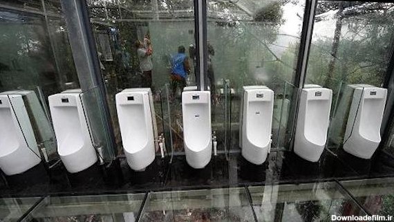 این دستشوئی در سپتامبر 2016 میلادی در چانگشا در کشور چین ساخته و راه اندازی شد. گردشگران زیادی کنجکاو هستند تا از توالتی که هیچ نوع حریم خصوصی برای مردان قائل نیست، دیدن کنند. کف، سقف و تمامی دیوارهای این فضا شیشه ای هستند.