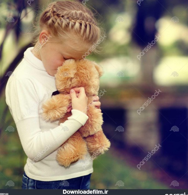 دختر غمگین با خرس عروسکی 1306144