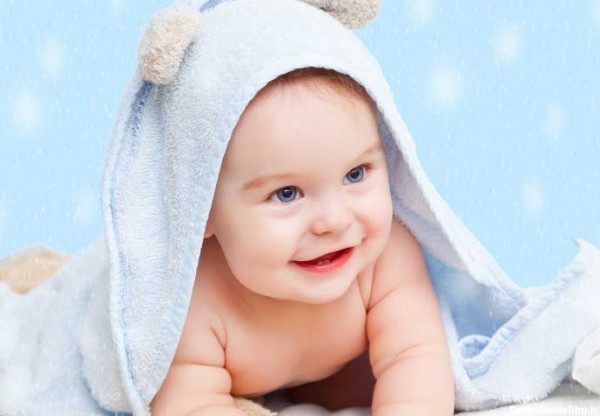 دانلود تصویر با کیفیت نوزاد در حال خندیدن و حوله خرگوشی