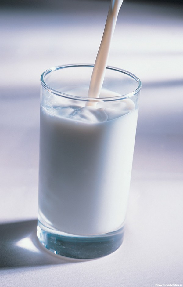 عکس و تصویر ریختن شیر در لیوان 1 - مسترگراف