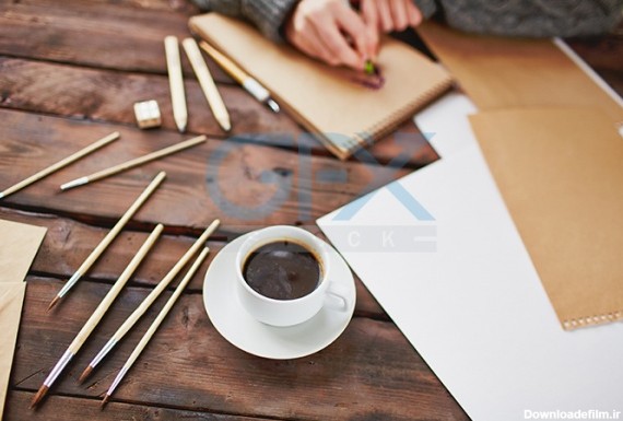 دانلود عکس زیبای فنجان قهوه بر روی میز طراحی