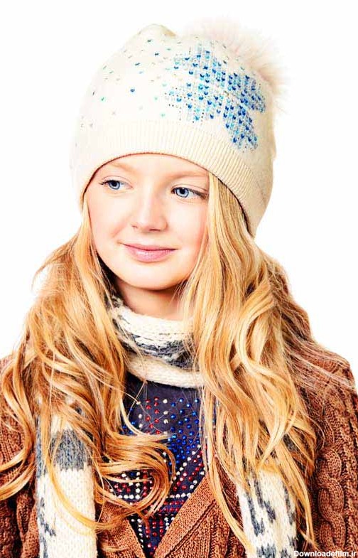 دانلود تصویر با کیفیت دختر چشم آبی با کلاه زمستانی