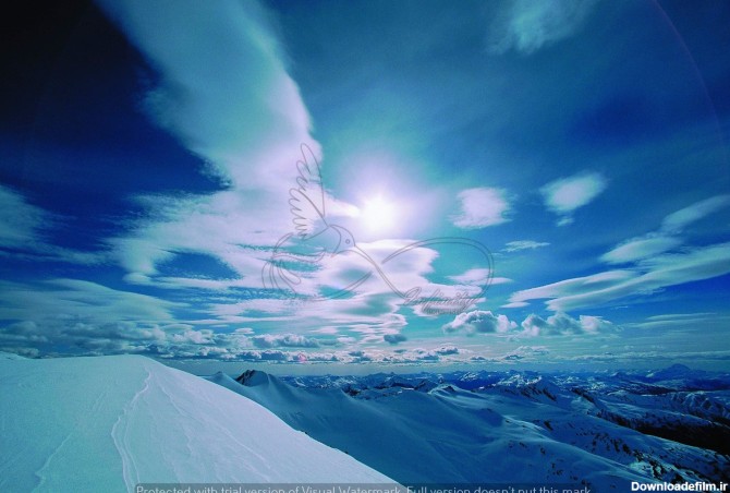 طرح لایه باز پوستر دیواری کوهستان آسمان آبی خورشید و ابر