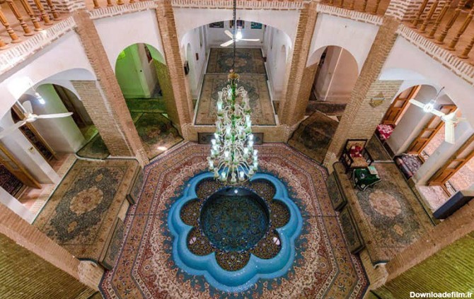 تصویر طبقه همکف خانه ای تاریخی با حوضی در وسط آن